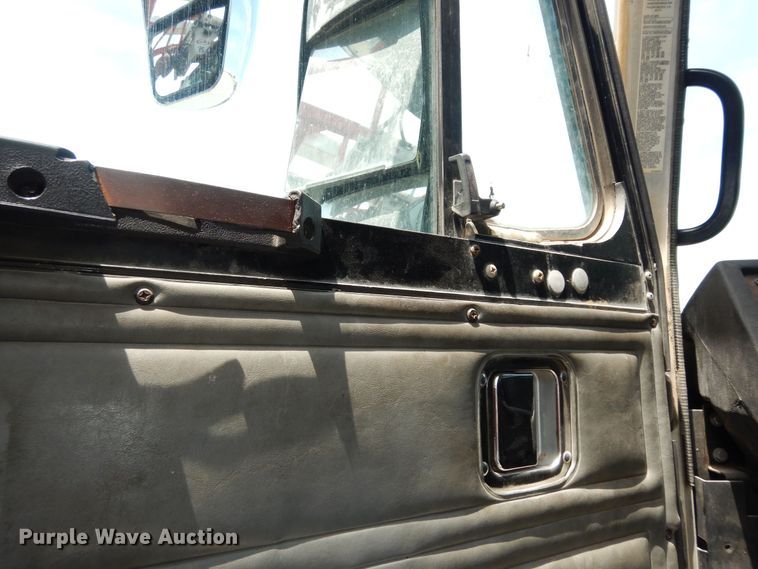 image for item DN1626 2013 Peterbilt PB320  refuse truck