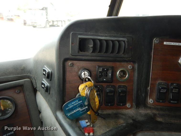 image for item DN1626 2013 Peterbilt PB320  refuse truck