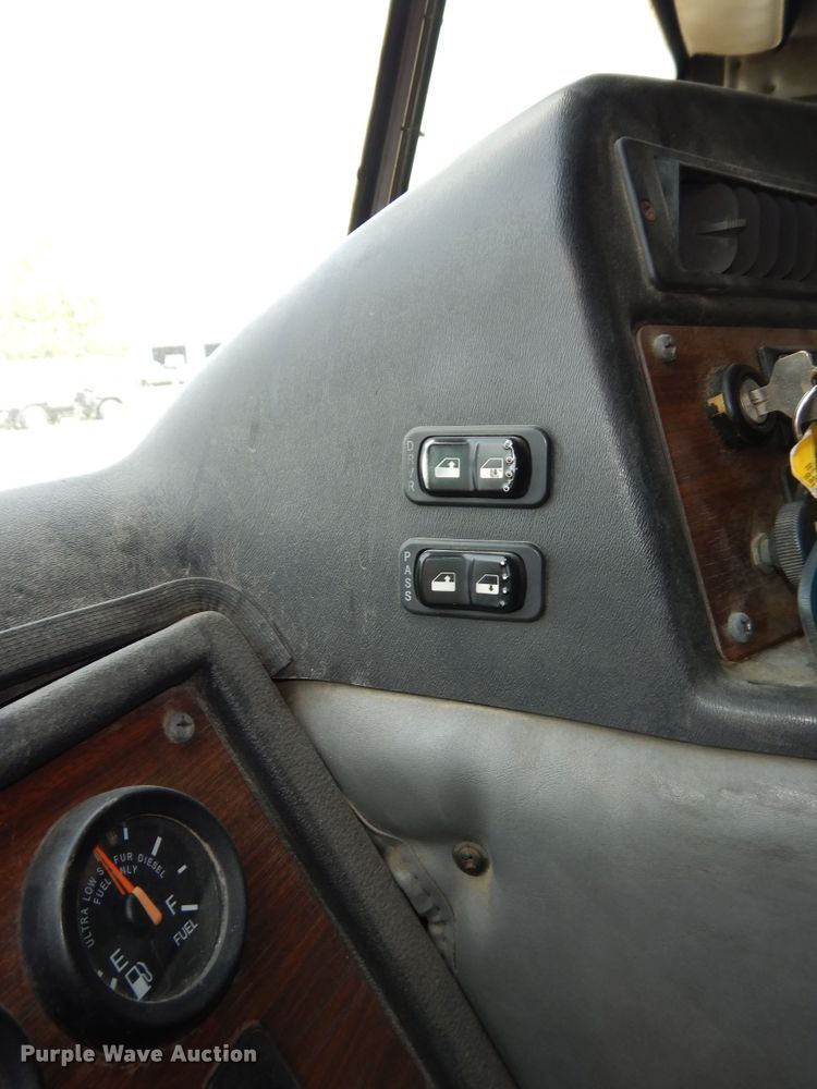 image for item DN1626 2013 Peterbilt PB320  refuse truck