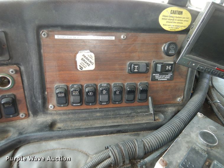 image for item DN1626 2013 Peterbilt PB320  refuse truck