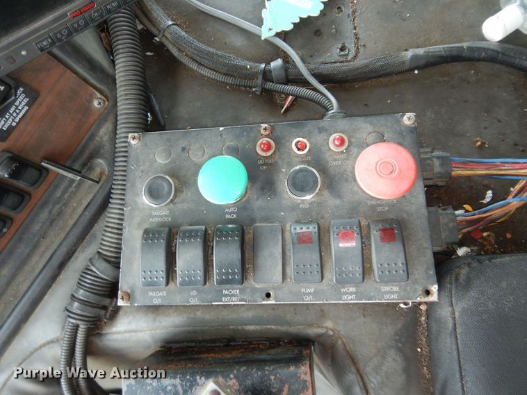 image for item DN1626 2013 Peterbilt PB320  refuse truck