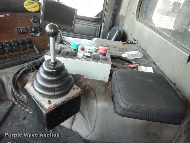 image for item DN1626 2013 Peterbilt PB320  refuse truck