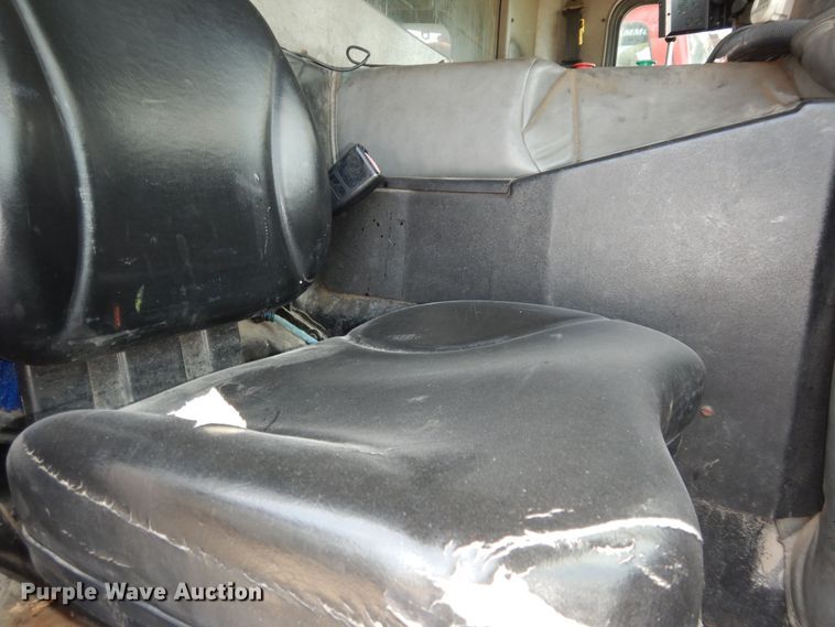 image for item DN1626 2013 Peterbilt PB320  refuse truck