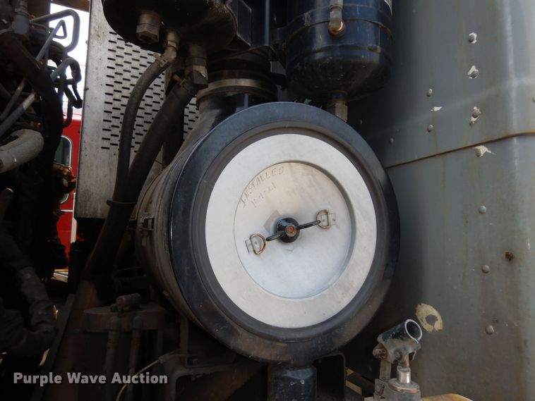 image for item DN1626 2013 Peterbilt PB320  refuse truck