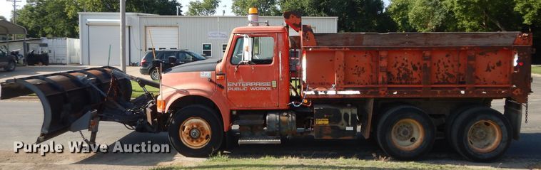 image for item DN1717 1993 International Navstar 4900  dump truck