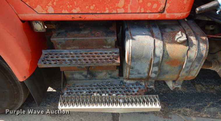 image for item DN1717 1993 International Navstar 4900  dump truck