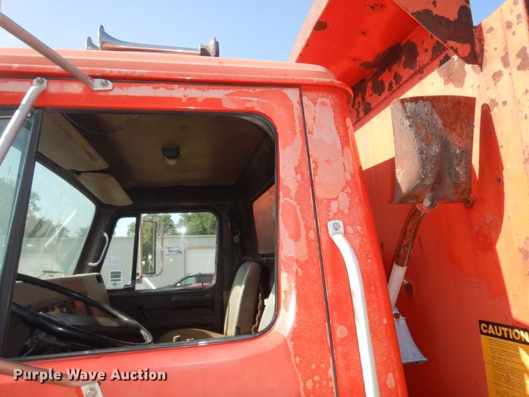 image for item DN1717 1993 International Navstar 4900  dump truck