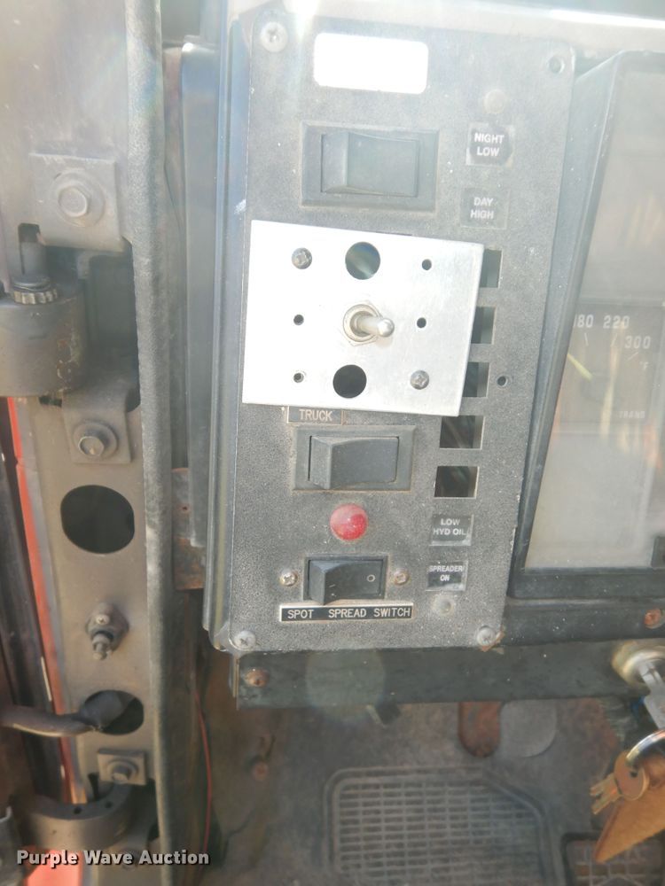 image for item DN1717 1993 International Navstar 4900  dump truck