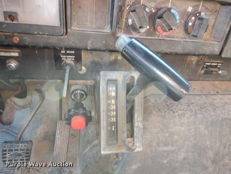 image for item DN1717 1993 International Navstar 4900  dump truck