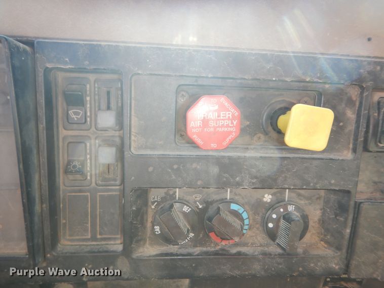 image for item DN1717 1993 International Navstar 4900  dump truck