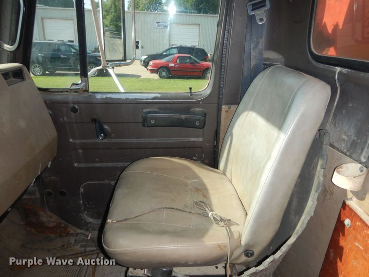 image for item DN1717 1993 International Navstar 4900  dump truck