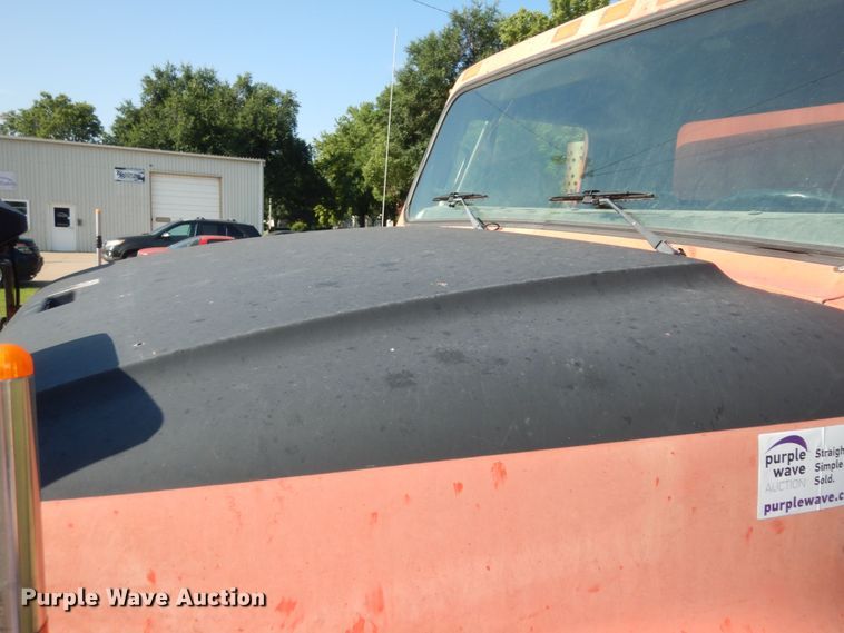 image for item DN1717 1993 International Navstar 4900  dump truck