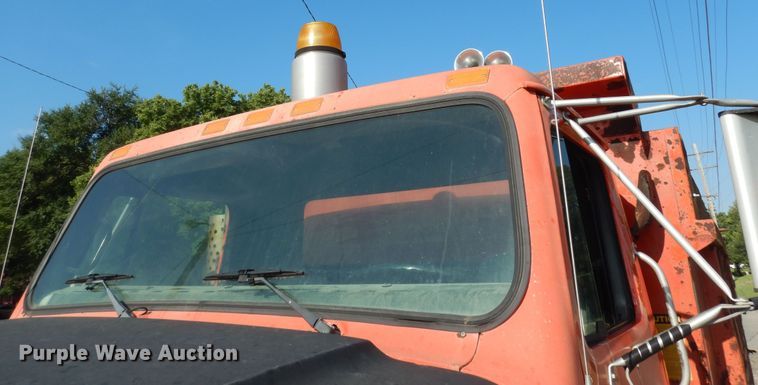 image for item DN1717 1993 International Navstar 4900  dump truck