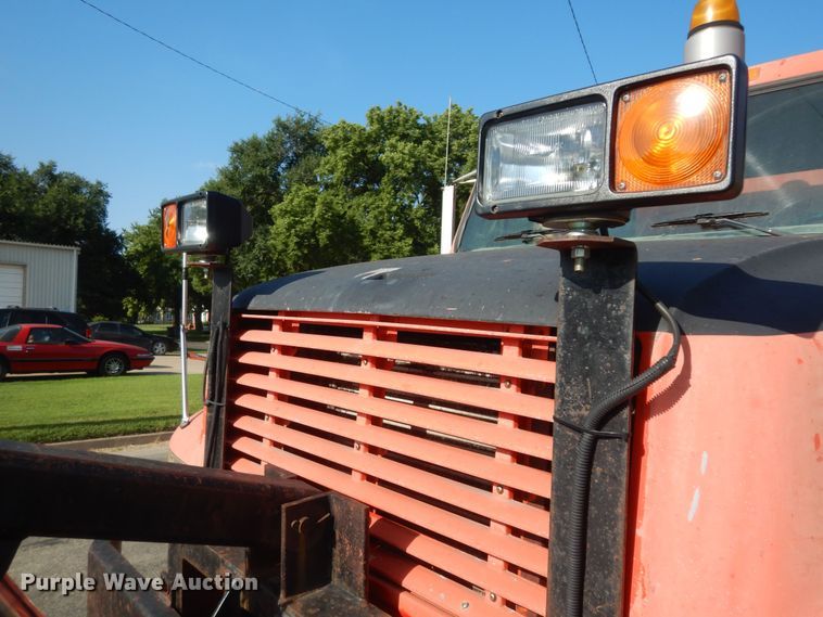 image for item DN1717 1993 International Navstar 4900  dump truck