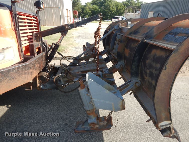 image for item DN1717 1993 International Navstar 4900  dump truck