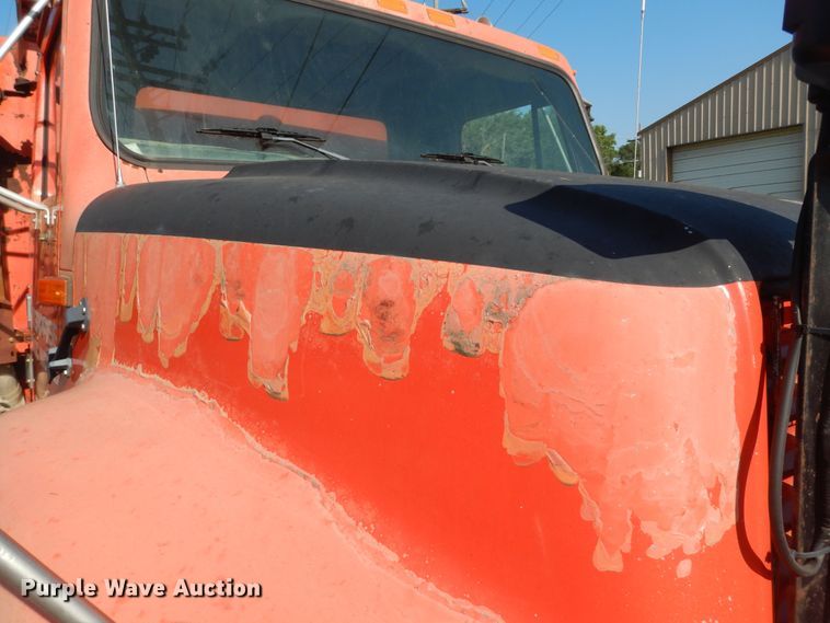 image for item DN1717 1993 International Navstar 4900  dump truck