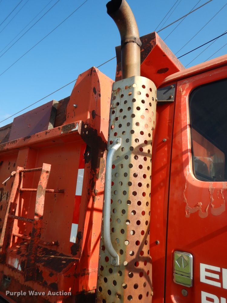 image for item DN1717 1993 International Navstar 4900  dump truck