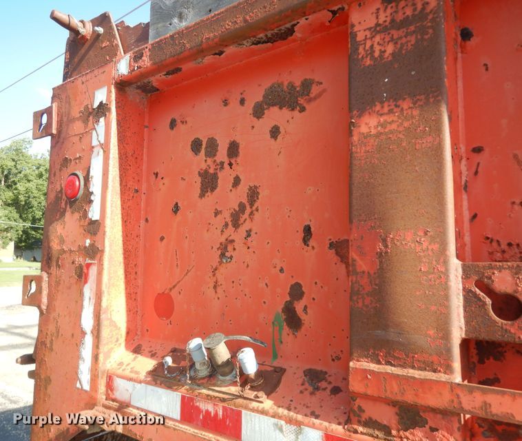 image for item DN1717 1993 International Navstar 4900  dump truck