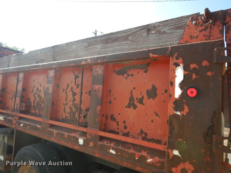 image for item DN1717 1993 International Navstar 4900  dump truck