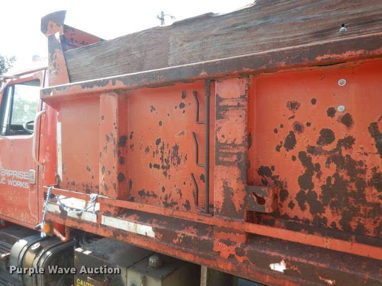 image for item DN1717 1993 International Navstar 4900  dump truck