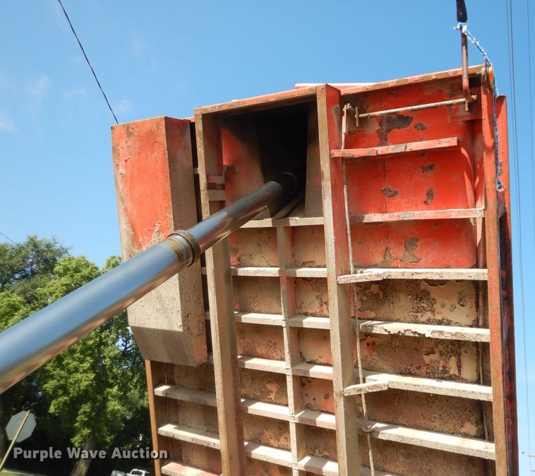 image for item DN1717 1993 International Navstar 4900  dump truck