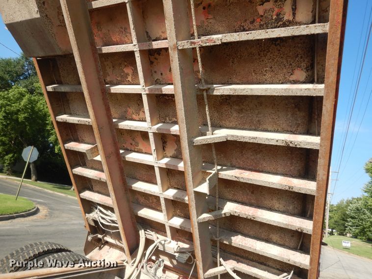 image for item DN1717 1993 International Navstar 4900  dump truck