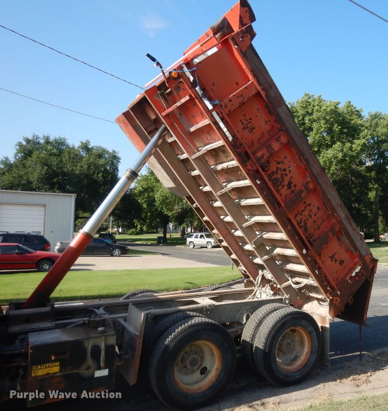 image for item DN1717 1993 International Navstar 4900  dump truck