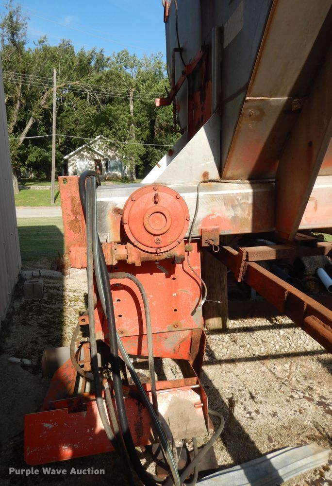 image for item DN1717 1993 International Navstar 4900  dump truck