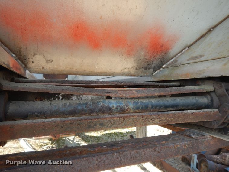 image for item DN1717 1993 International Navstar 4900  dump truck