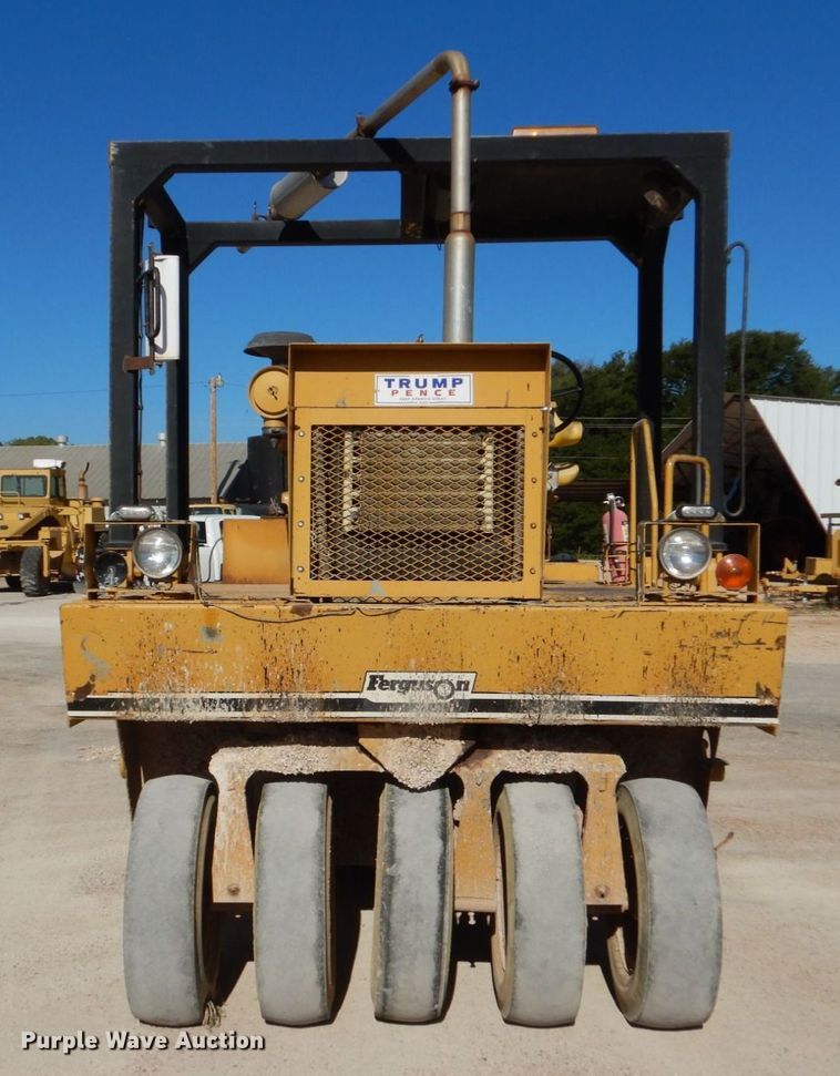 image for item DO1449 1992 Ferguson SP-1118  pneumatic roller