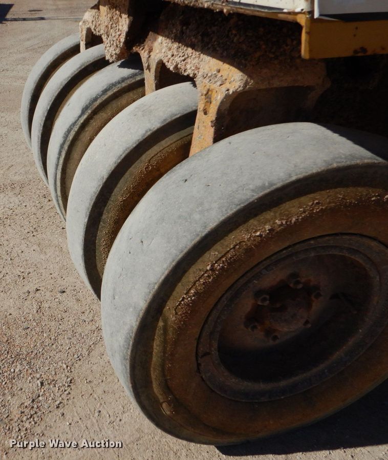 image for item DO1449 1992 Ferguson SP-1118  pneumatic roller