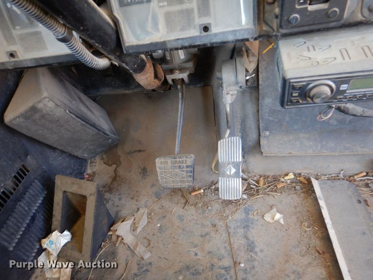 image for item DO1454 1999 International 3800  school bus