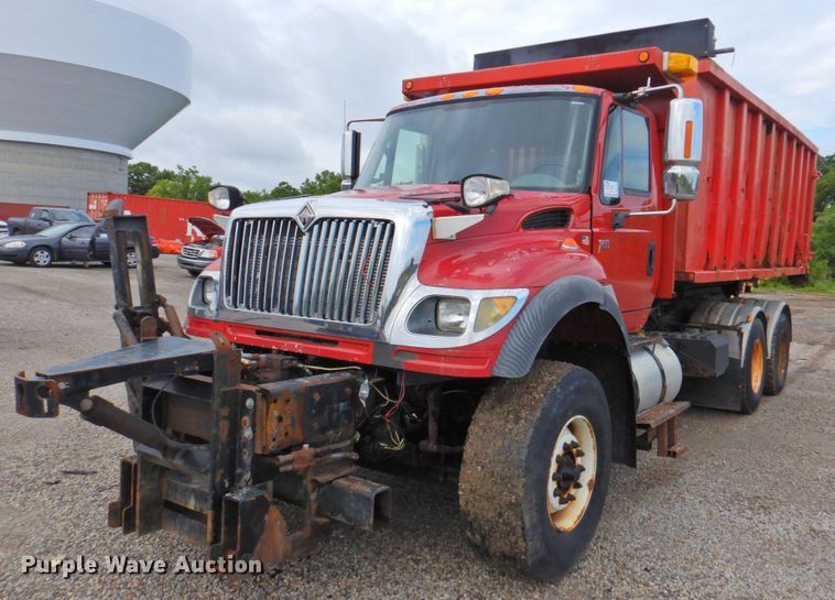 image for item DP4724 2006 International 7600  hook lift truck