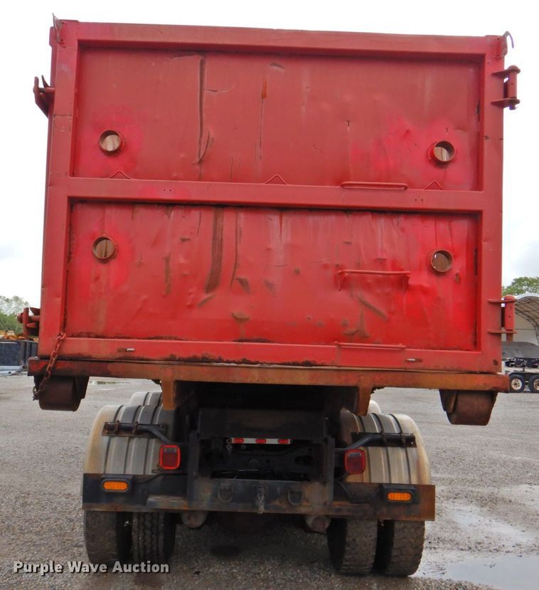 image for item DP4724 2006 International 7600  hook lift truck