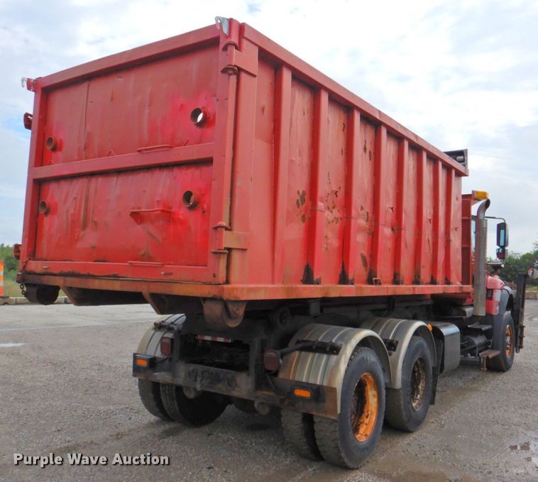 image for item DP4724 2006 International 7600  hook lift truck