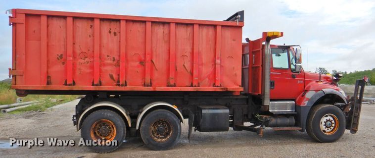 image for item DP4724 2006 International 7600  hook lift truck