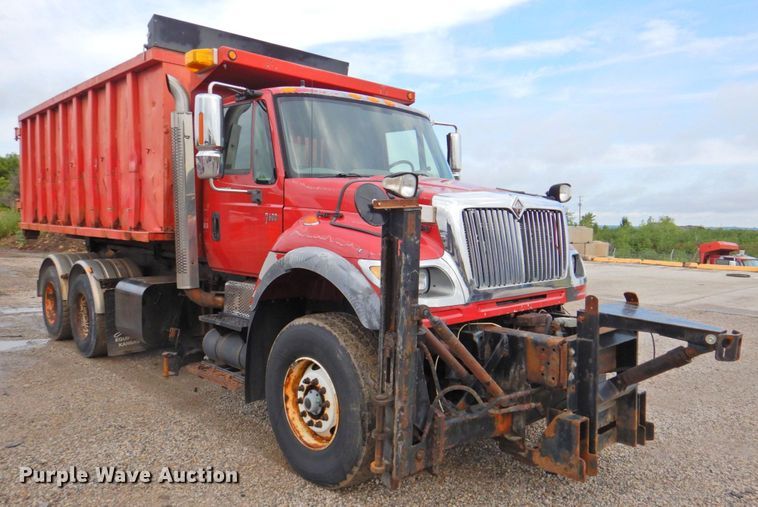 image for item DP4724 2006 International 7600  hook lift truck