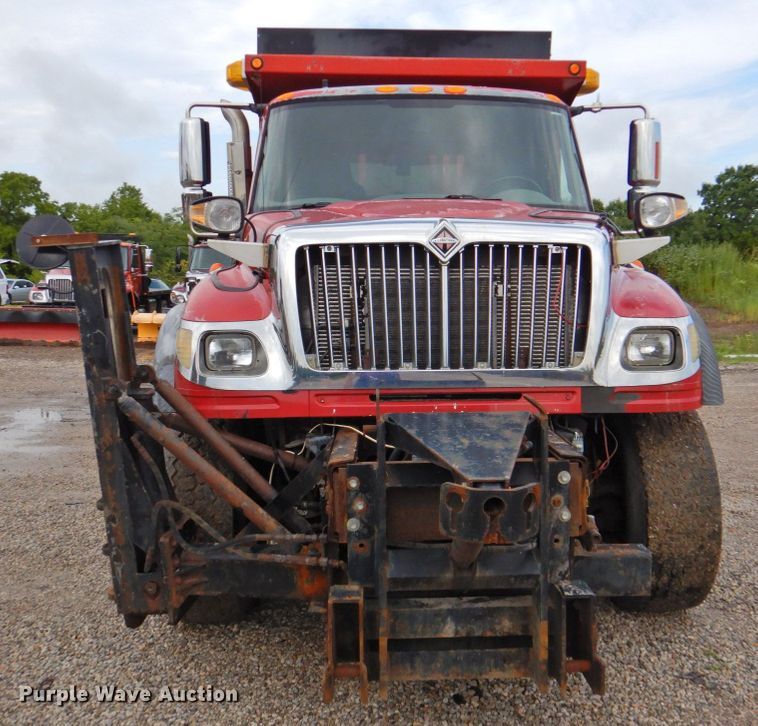 image for item DP4724 2006 International 7600  hook lift truck