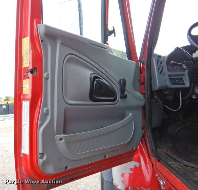 image for item DP4724 2006 International 7600  hook lift truck