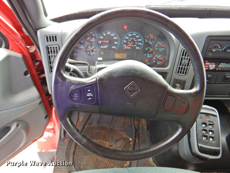 image for item DP4724 2006 International 7600  hook lift truck