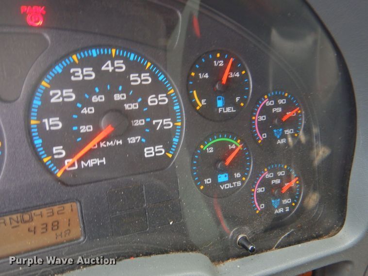 image for item DP4724 2006 International 7600  hook lift truck