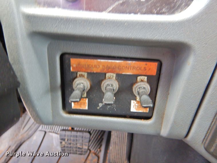 image for item DP4724 2006 International 7600  hook lift truck