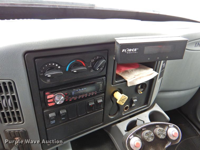 image for item DP4724 2006 International 7600  hook lift truck