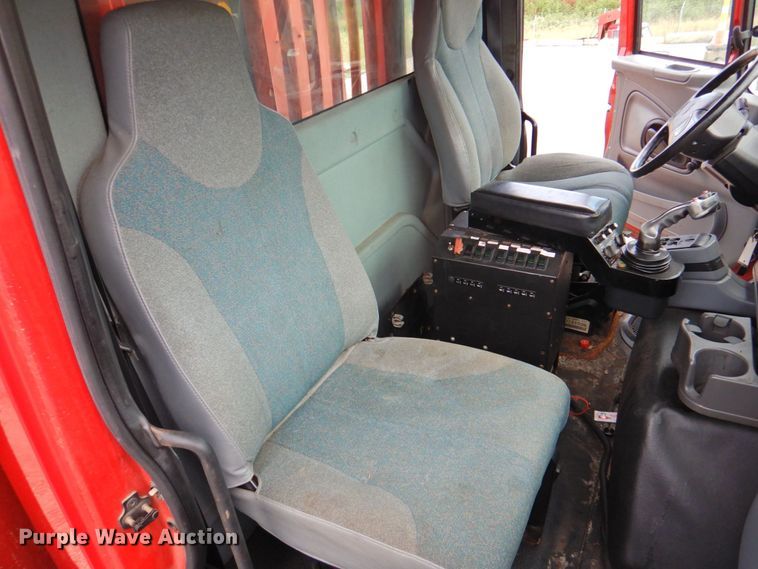 image for item DP4724 2006 International 7600  hook lift truck