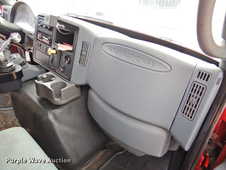 image for item DP4724 2006 International 7600  hook lift truck