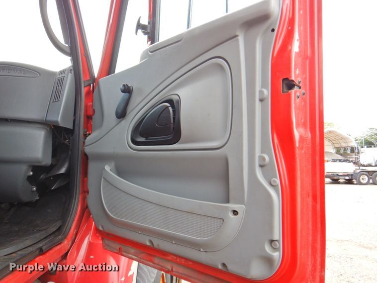 image for item DP4724 2006 International 7600  hook lift truck