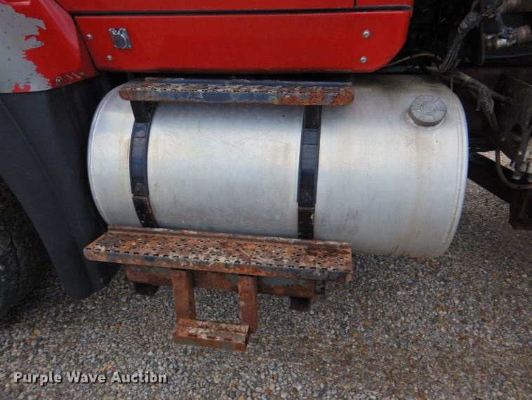 image for item DP4724 2006 International 7600  hook lift truck