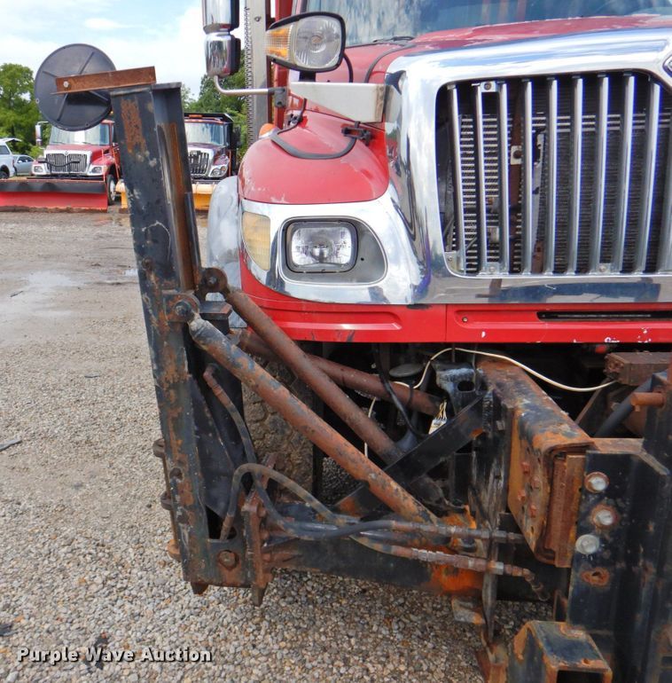 image for item DP4724 2006 International 7600  hook lift truck