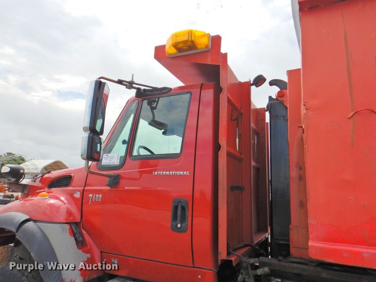 image for item DP4724 2006 International 7600  hook lift truck