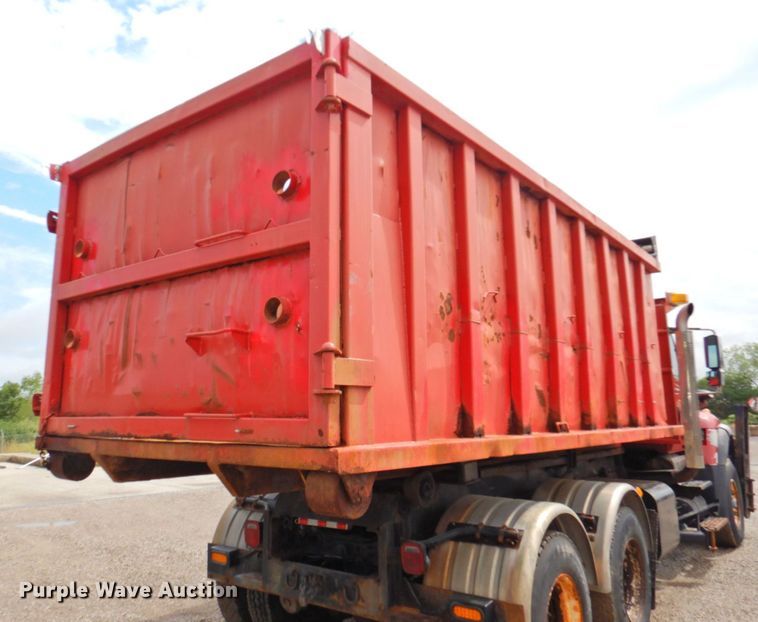 image for item DP4724 2006 International 7600  hook lift truck